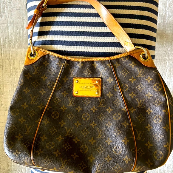 Louis Vuitton Handbags - Louis Vuitton Galleria purse well loved